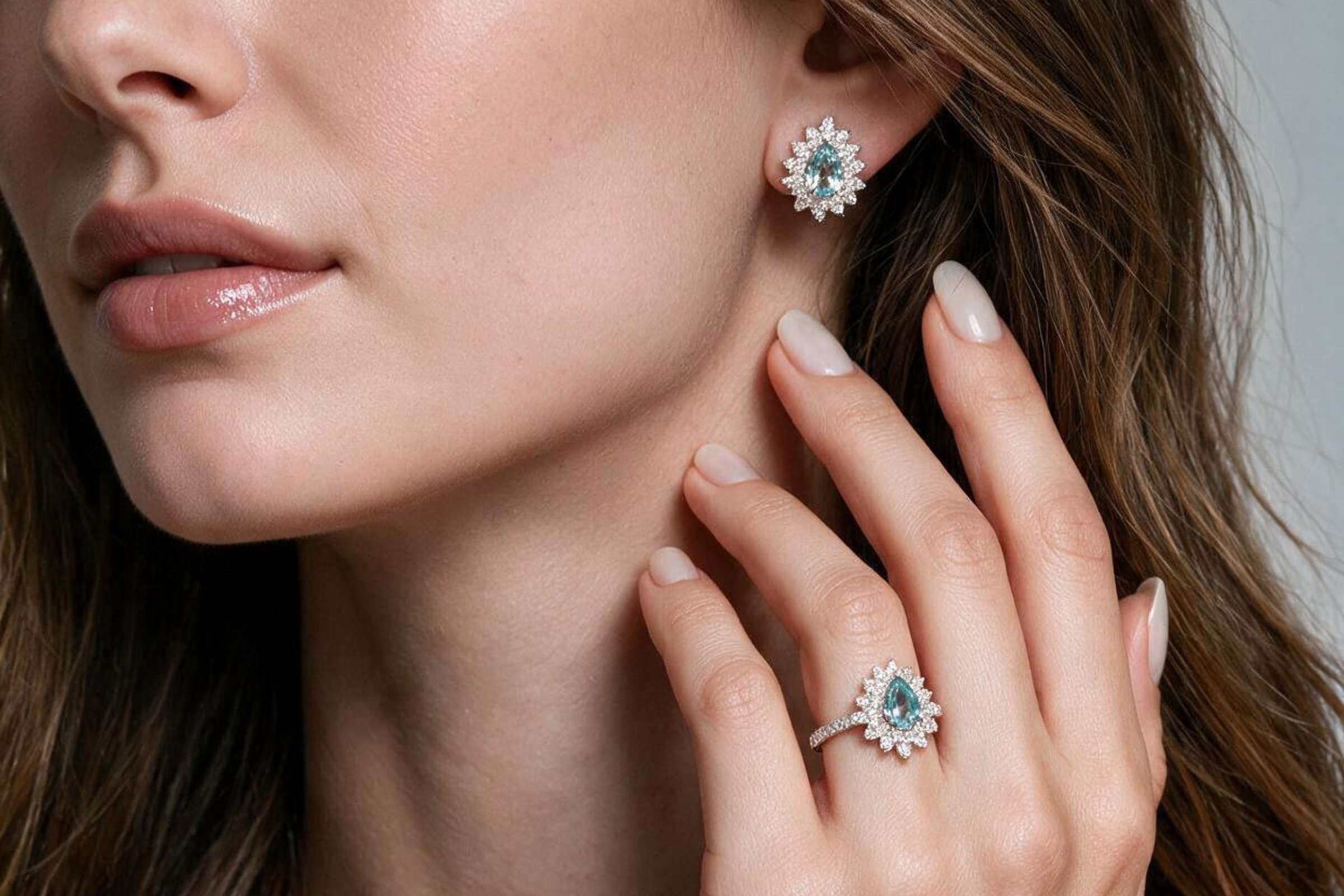 Anel e colar de diamante em ouro sobre seda champanhe